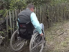Чиновников бы на его место: инвалиду-колясочнику дали "убитое" муниципальное жилье