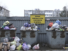 В Котласе мусор застрял во дворах