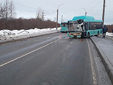 В Архангельске водитель автобуса не справился с управлением и допустил наезд на световую опору