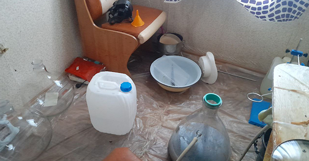 Архангельские полицейские обнаружили нарколабораторию в квартире дома на острове Кего