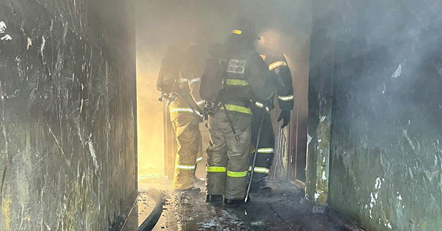 Две женщины и трое детей спасены на пожаре в Вельске