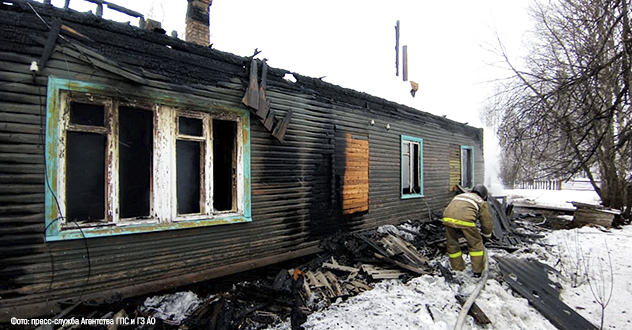 При пожаре в Вельском районе двух мужчин удалось спасти