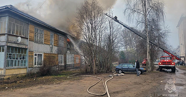 В Котласе ликвидирован пожар в двухэтажном жилом деревянном доме 