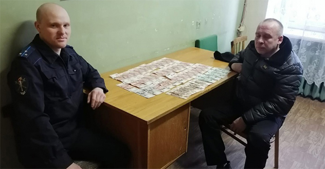 Няндомские полицейские вернули мужчине похищенные у него денежные средства