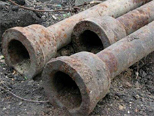 Житель Плесецка выкопал чугунные канализационные трубы и сдал их в металлолом 