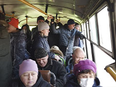 Из Вычегодского в Котлас и обратно люди ездят на переполненных автобусах