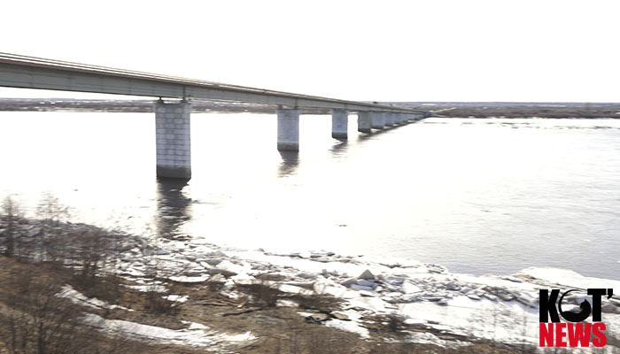 Под мостом чистая вода, но голова ледохода на границе с Котласским районом