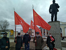 В Котласе людей, возлагающих 22 апреля цветы к памятнику Ленина, полиция признала нарушителями