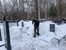 Осужденные к принудительным работам  убрали снег у мемориала погибшим воинам