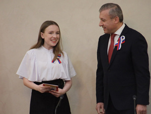В День России в Архангельске вручили первые паспорта школьникам и награды юным героям