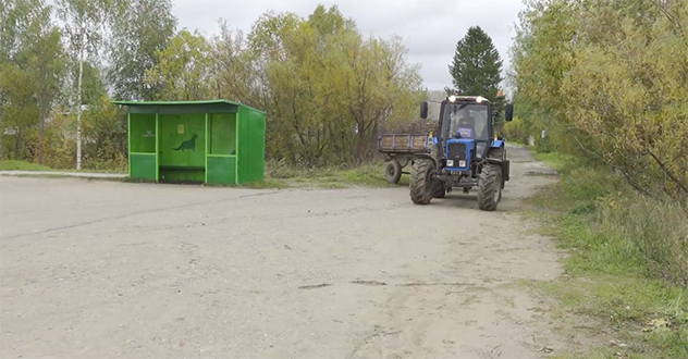 Отхожее место: в Чернягах выбрасывают мусор прямо за остановкой