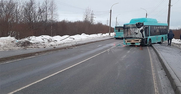 В Архангельске водитель автобуса не справился с управлением и допустил наезд на световую опору