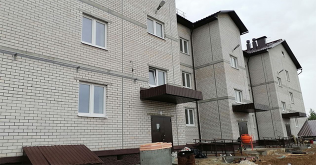 В поселке Приводино Котласского округа завершено возведение дома для переселенцев из аварийного жилья
