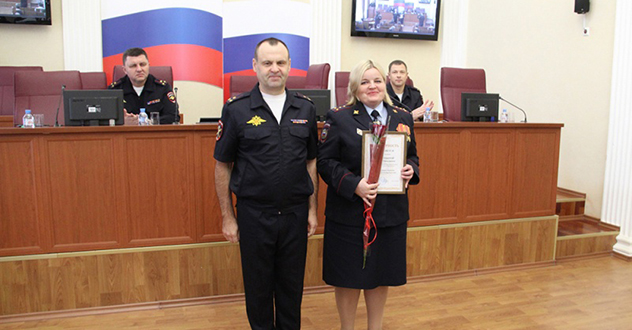 Начальник УМВД России по Архангельской области поздравил с днем службы сотрудников сразу нескольких подразделений