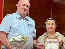 Котлашанку Марину Лукину наградили за помощь полицейским в борьбе с мошенниками