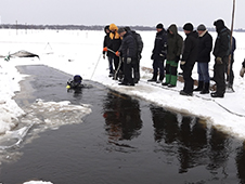 Второй день на Вычегде, где под лёд ушёл КАМАЗ, идут аварийно-спасательные работы